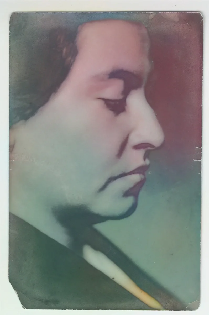 Gabriela Mistral, perfil con anotaciones graficadas — aprox. 1900 | Chile de Ayer