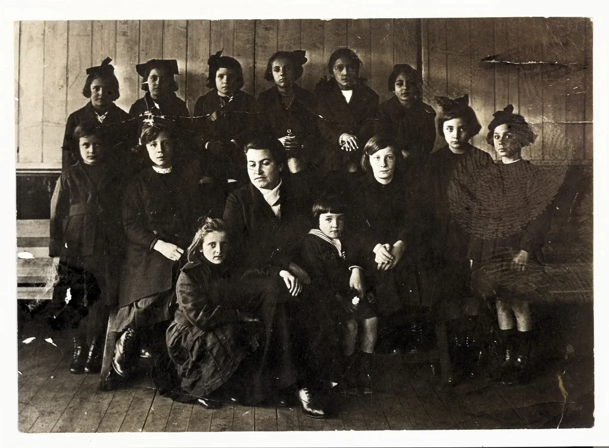 Gabriela Mistral junto a sus alumnas del Liceo de Punta Arenas — 1919 | Chile de Ayer