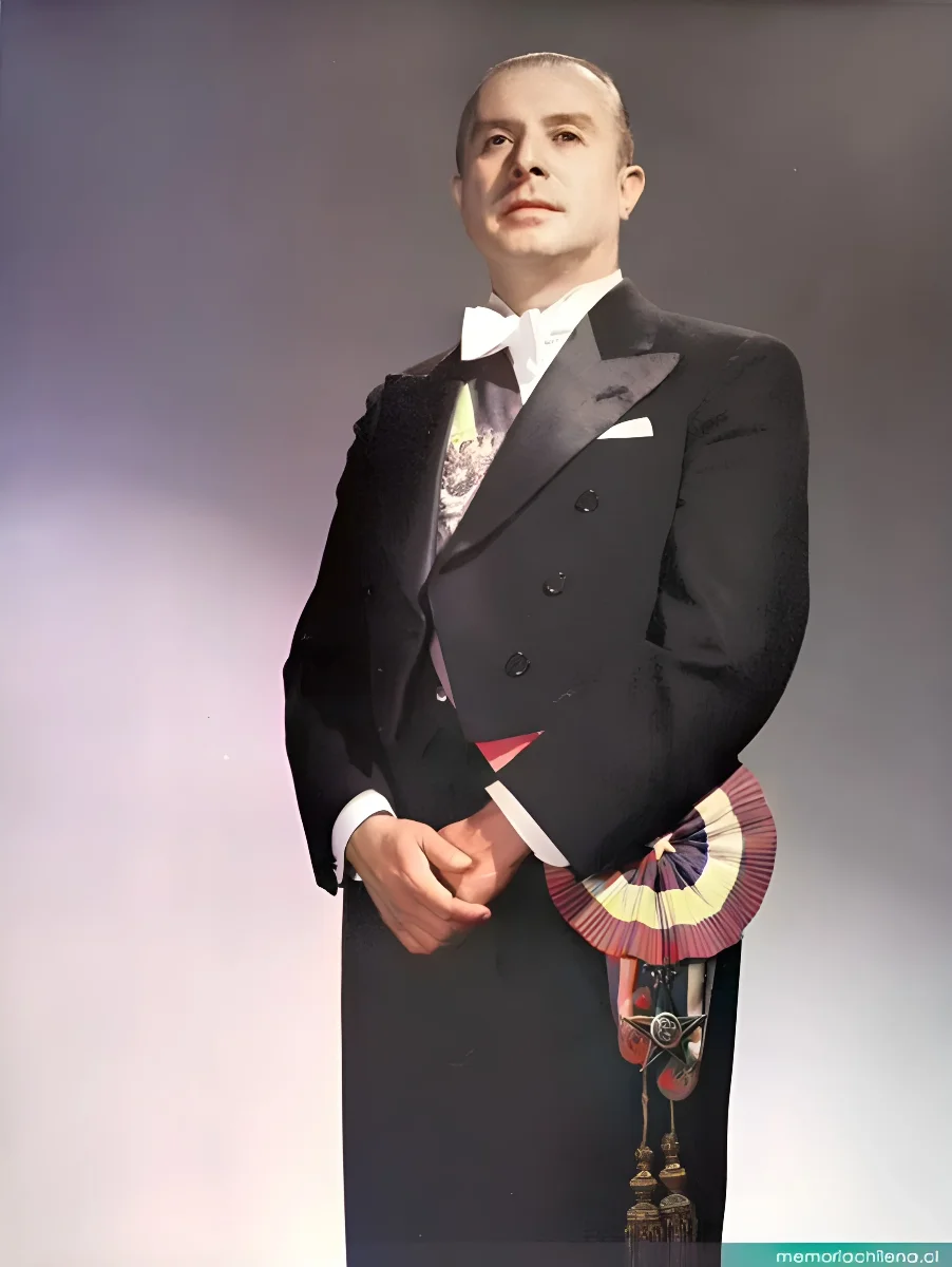 Gabriel González Videla con banda presidencial, hacia 1946 — 1946 | Chile de Ayer