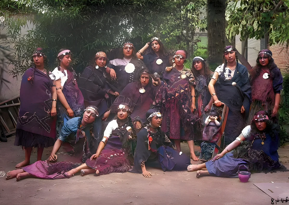 Grupo de alumnas de la Escuela Normal vestidas de mapuches, hacia 1918 — 1918 | Chile de Ayer