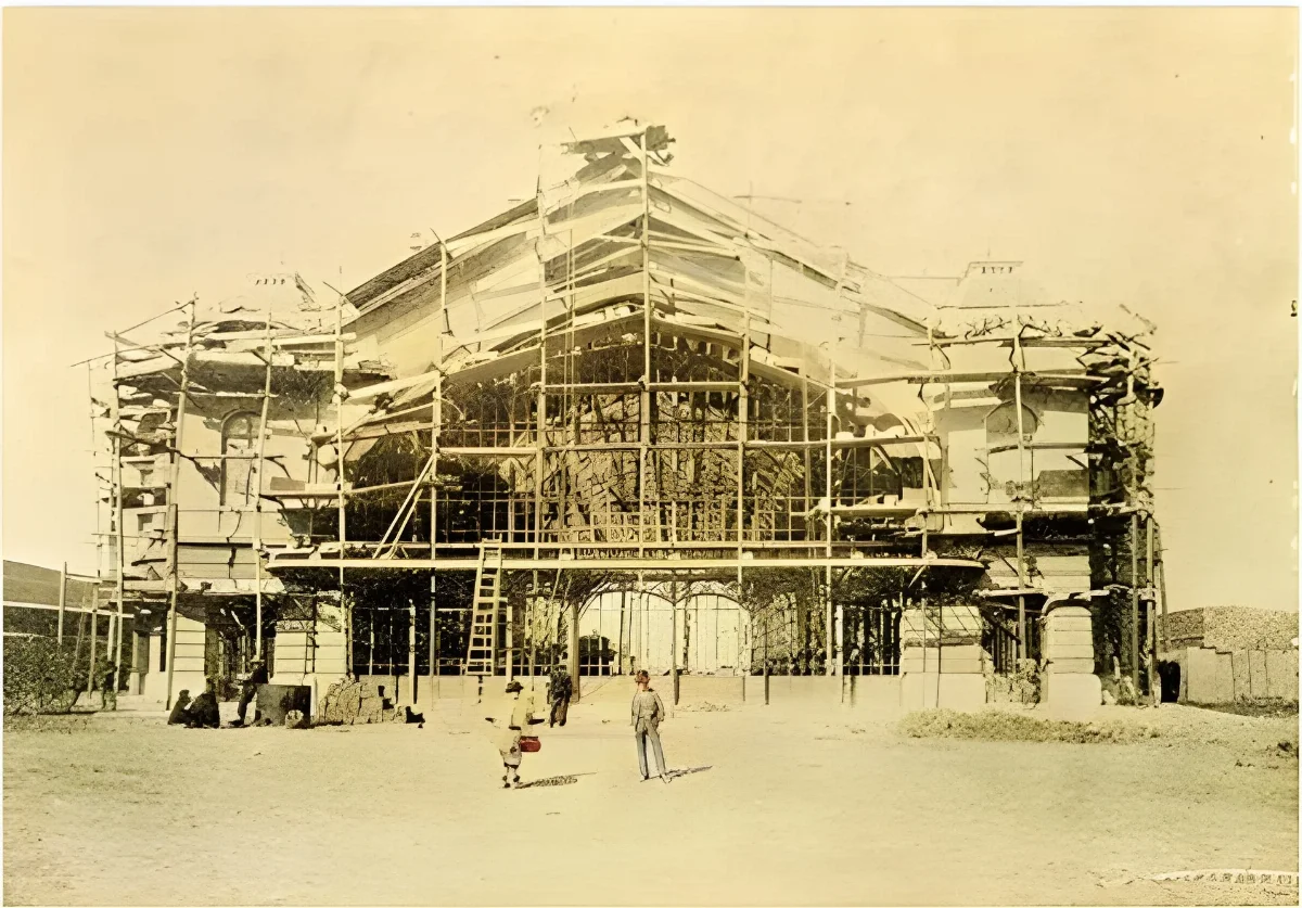 Antigua estación Providencia en construcción, 1909, al inicio del actual Parque Bustamante, Santiago de Chile. — aprox. 1910 | Chile de Ayer