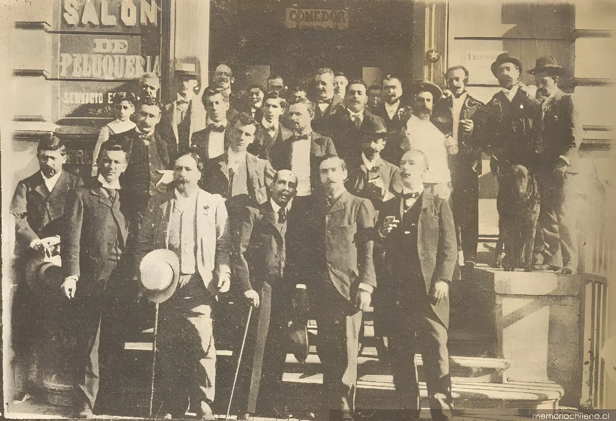 Grupo de asistentes al banquete de la Revista Instantáneas, 1901 — 1901 | Chile de Ayer