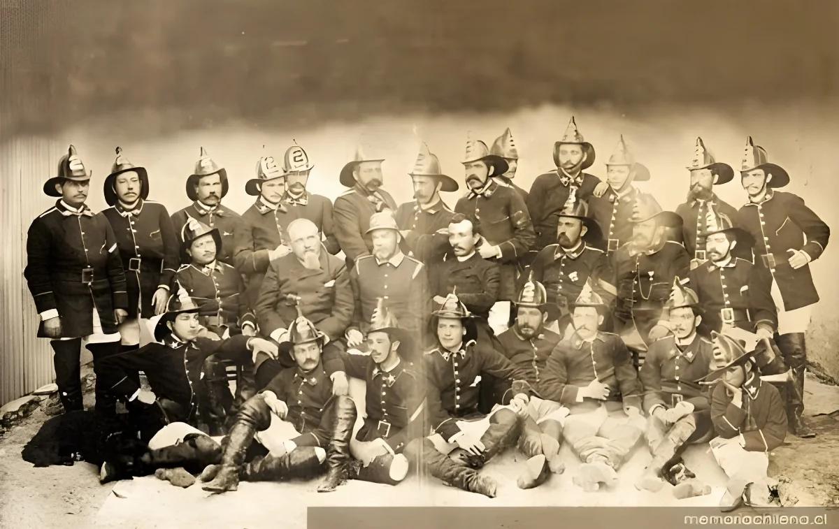 Grupo de bomberos, 1880 — 1880 | Chile de Ayer
