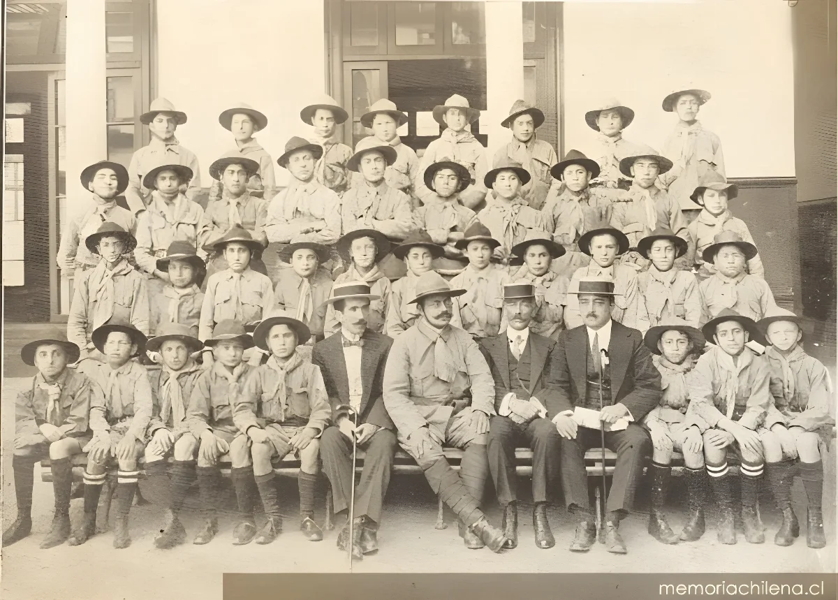 Grupo de boy scouts del Instituto Nacional, 1913 — 1913 | Chile de Ayer