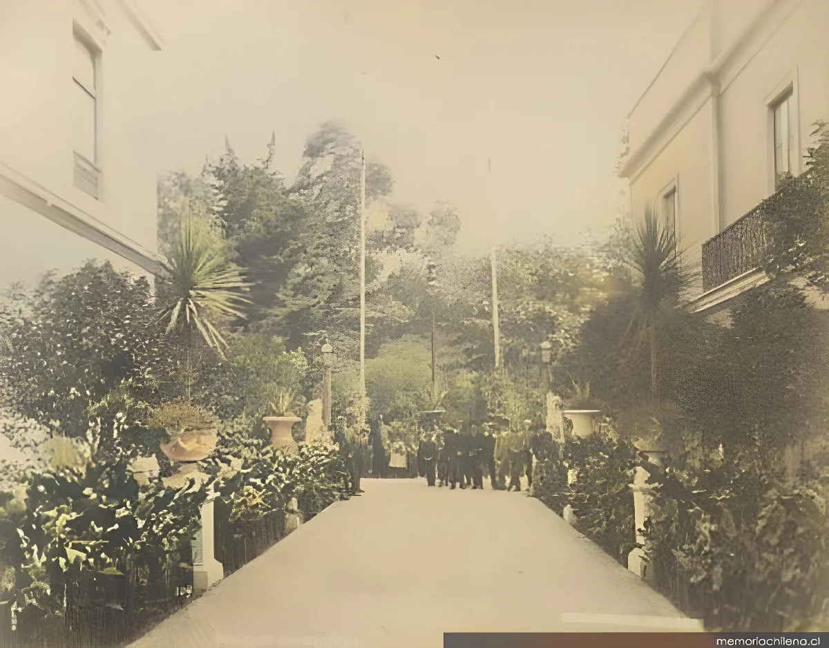 Entrada principal del Parque Municipal de Valparaíso, hacia 1890 — 1890 | Chile de Ayer