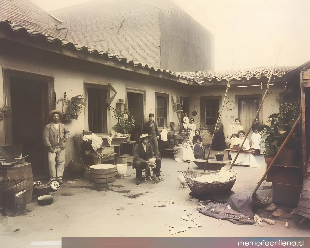 Patio de conventillo, hacia 1900 — 1900 | Chile de Ayer