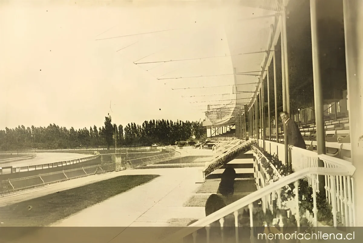 Tribunas de primera clase del Sporting Club, hacia 1913 — 1913 | Chile de Ayer