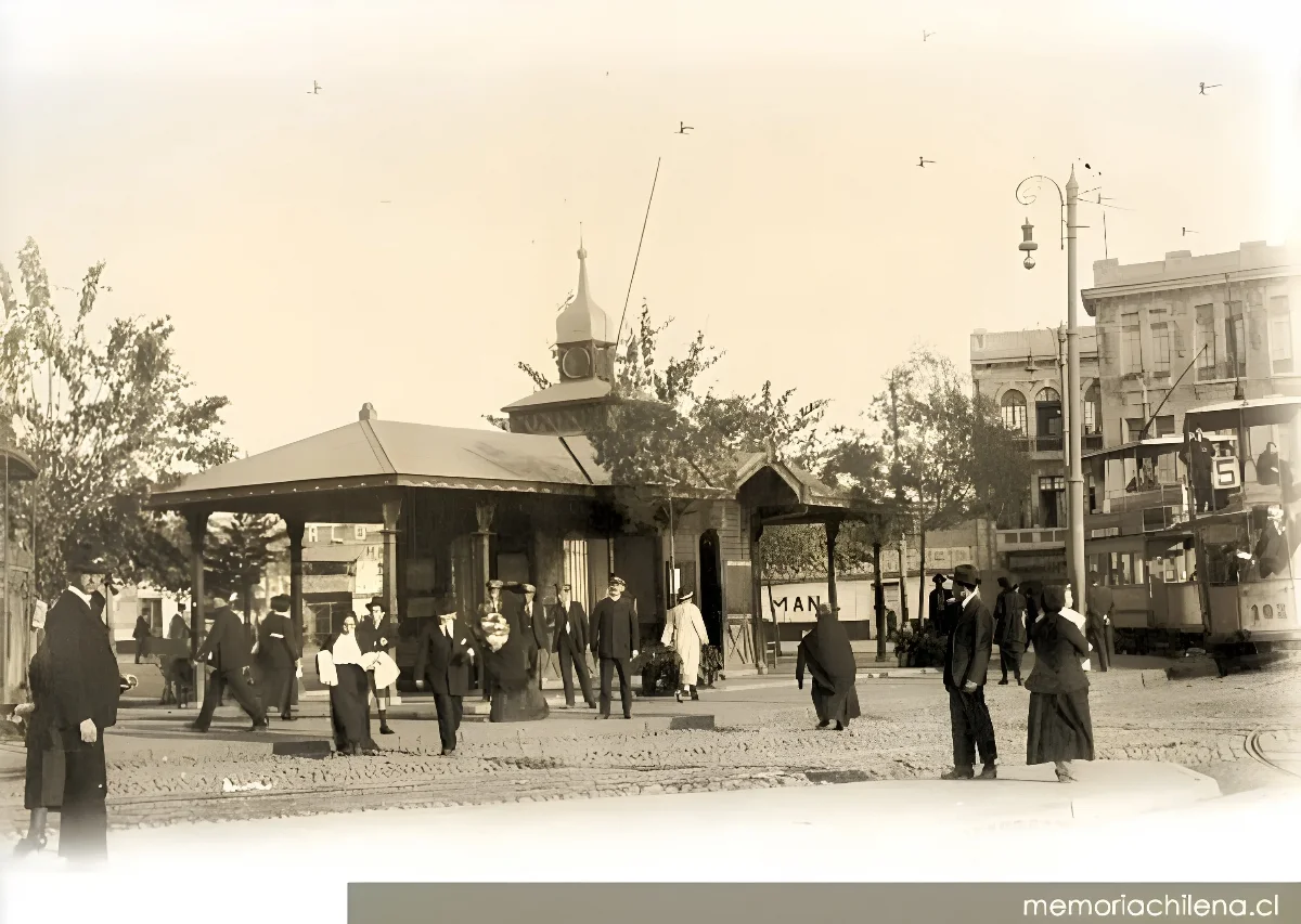La garita de la Estación Mapocho en Santiago, hacia 1900 — 1900 | Chile de Ayer