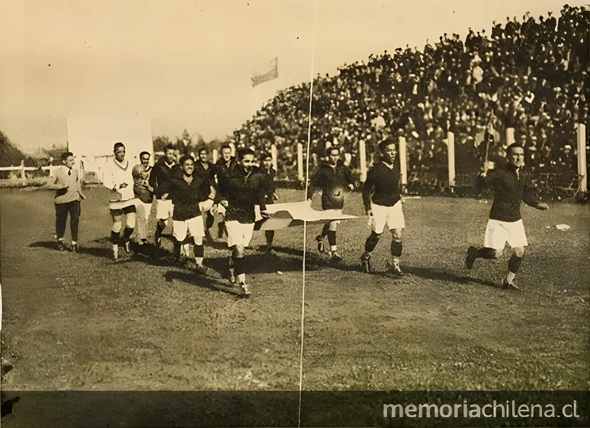 La Selección Chilena de fútbol entra a la cancha de los Campos de Sports, 1926 — 1926 | Chile de Ayer