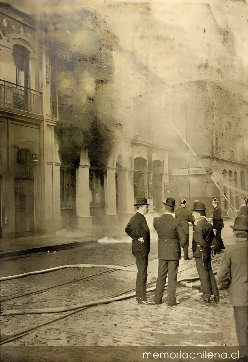 Las primeras llamas en el incendio de la Compañía Sud-Americana de Vapores, 1903 — 1903 | Chile de Ayer