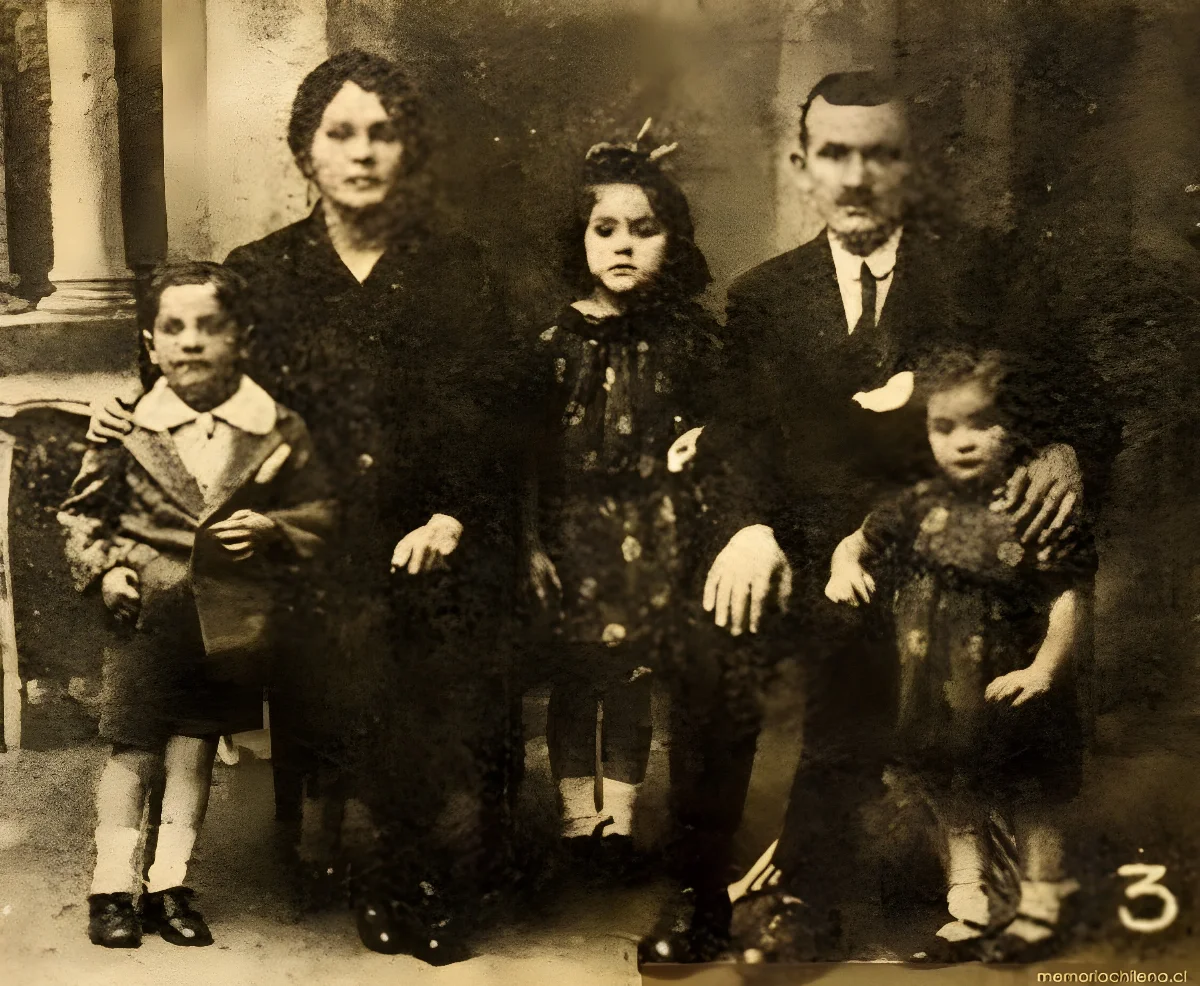 Leandro Ottone y familia en Valparaíso, 1926 — 1926 | Chile de Ayer