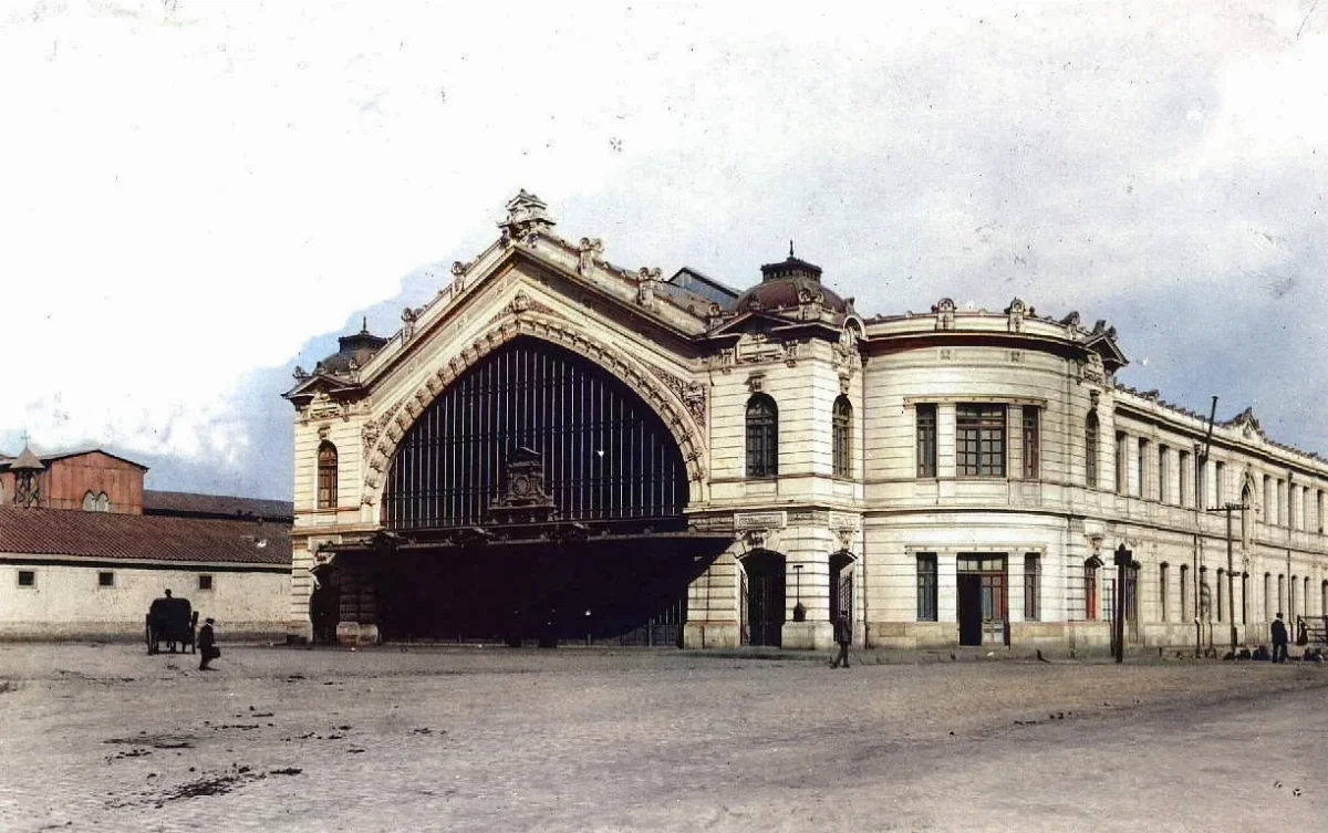Frontis de la estación de ferrocarril Providencia, c.1910. Demolida a inicios de la década de 1940. — aprox. 1910 | Chile de Ayer