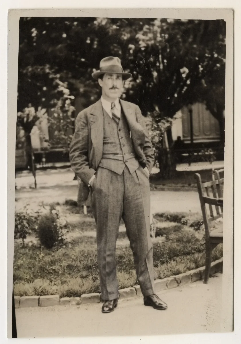 Mariano Latorre en jardín — 1930 | Chile de Ayer