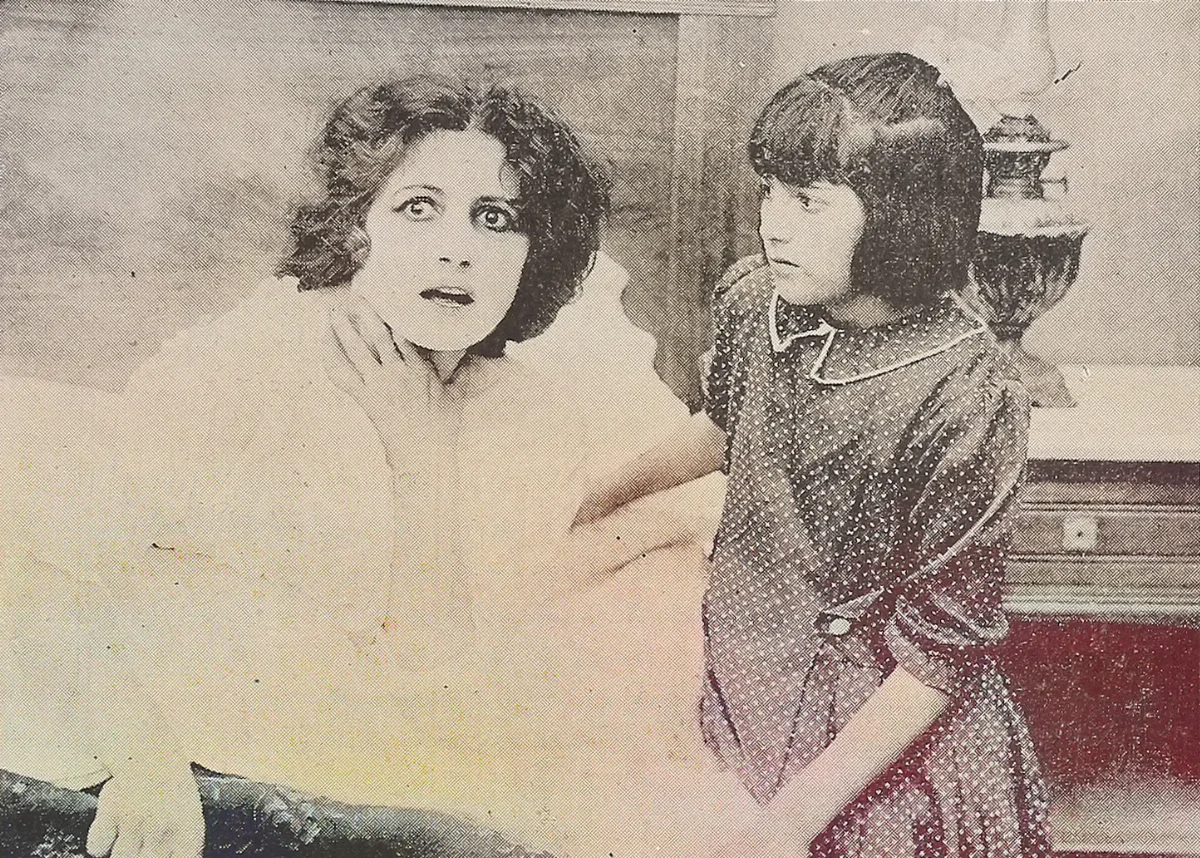 María Padín en escena de " — 1918 | Chile de Ayer