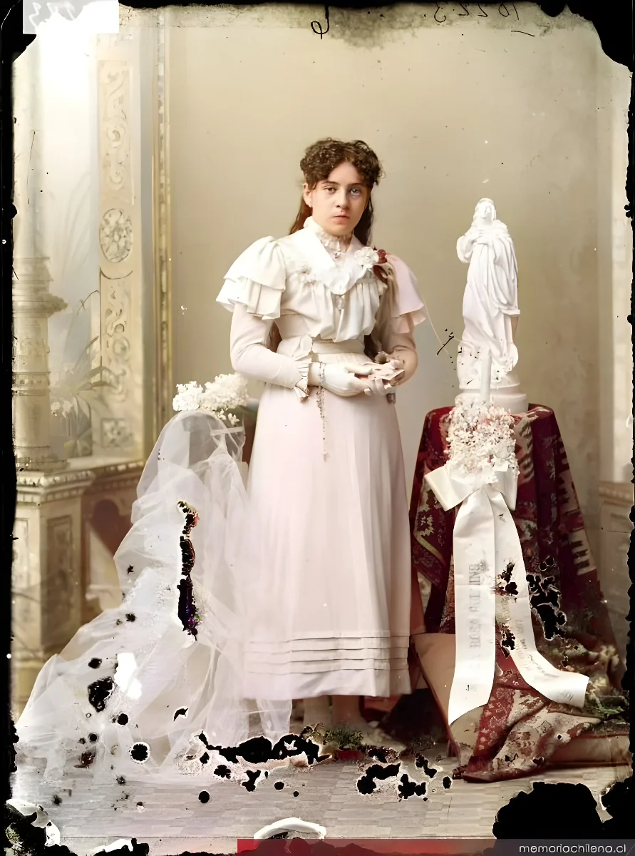 María Rosa Golling en su primera comunión, 1897 — 1897 | Chile de Ayer