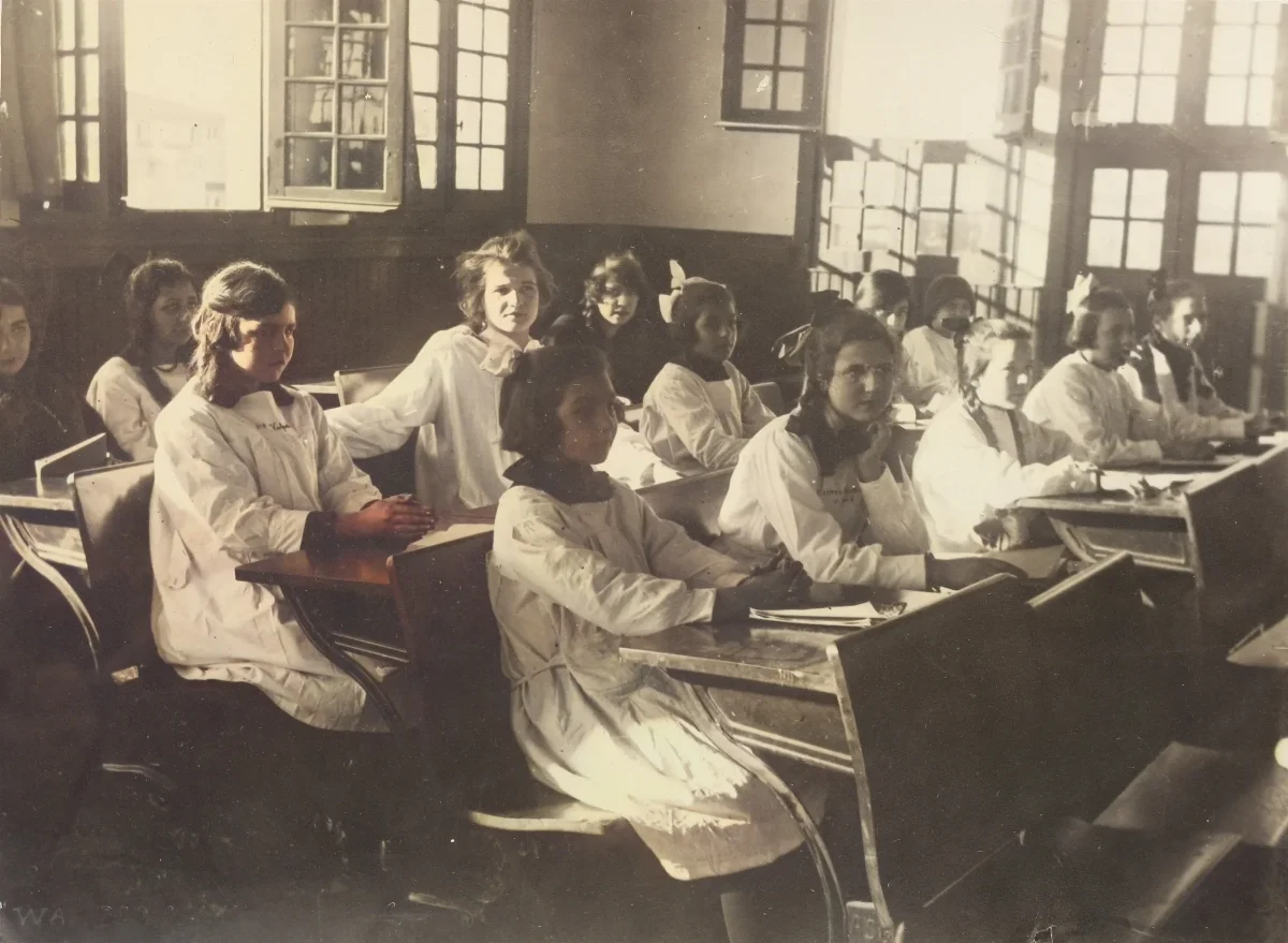 Mariquita García en el colegio, interpretada por Nena Serrano: escena de " — 1920 | Chile de Ayer