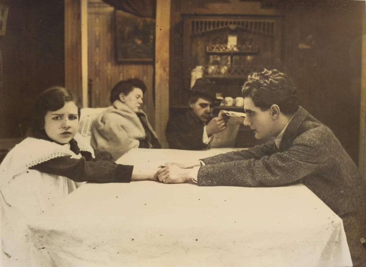 Mariquita y Goyo Correa en casa de la familia García, interpretados por Hugo Beltrán y Nena Serrano, 1920 — 1920 | Chile de Ayer