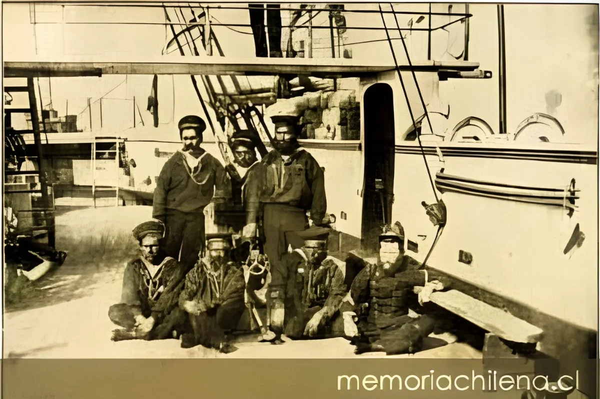 Artilleros del Cochrane antes del Combate de Angamos, 1879 — 1879 | Chile de Ayer