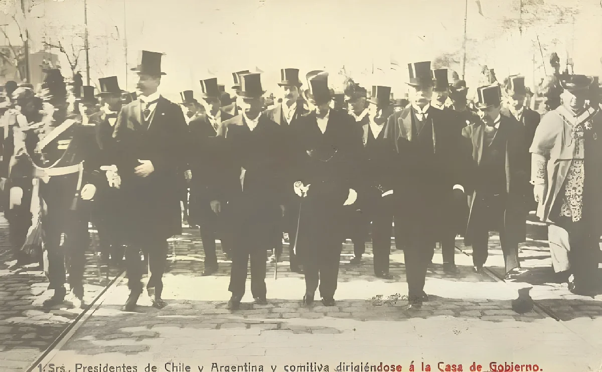 Los Presidentes de Chile y Argentina y comitiva dirigiendose a la casa de Gobierno. — aprox. 1910 | Chile de Ayer