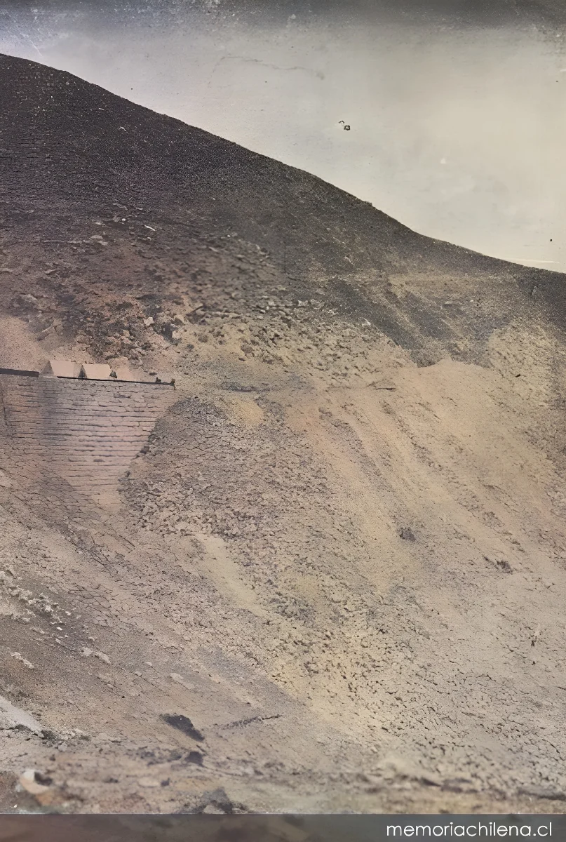 Ferrocarril de Arica a La Paz: muro y terraplén en el kilómetro 82, hacia 1910 — 1910 | Chile de Ayer