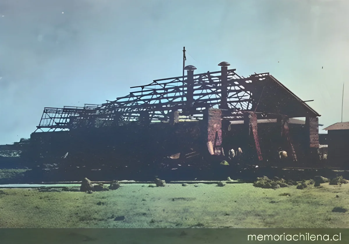 Ferrocarril de Arica a La Paz: maestranza en construcción con muro de mampostería y techumbre metálica, Estacion central hacia 1910 — 1910 | Chile de Ayer