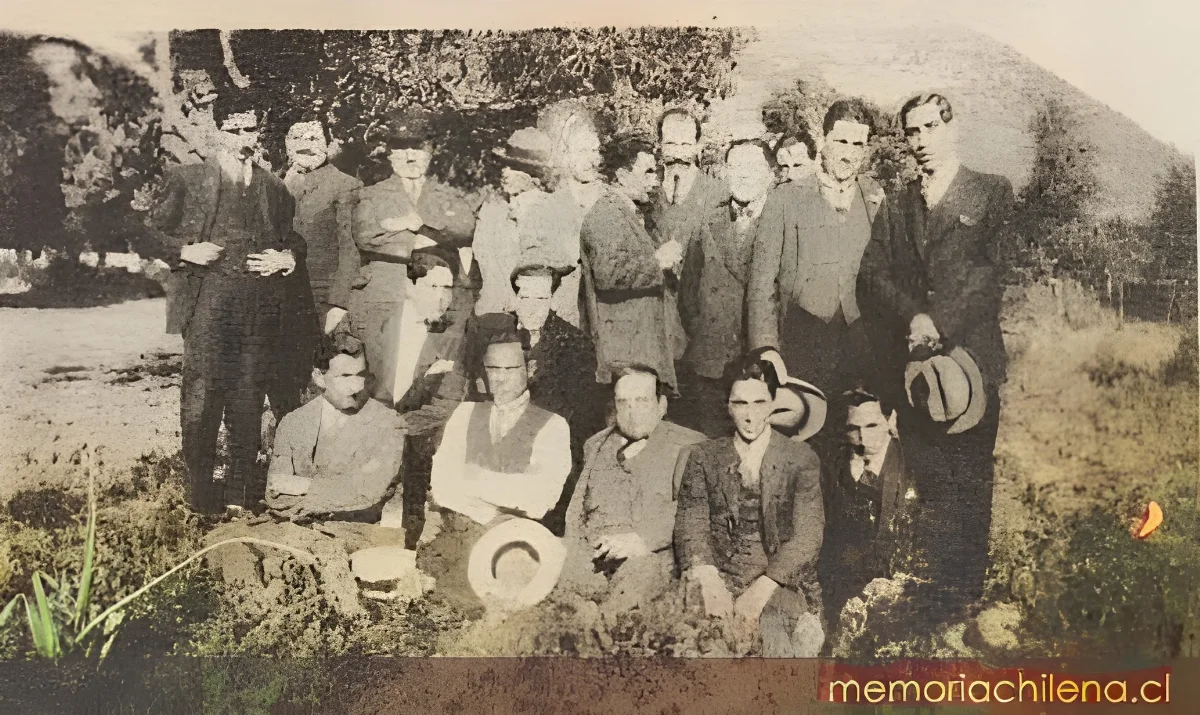 Profesores del Liceo Valentín Letelier en despedida a Carlos Mondaca, hacia 1900 — 1900 | Chile de Ayer