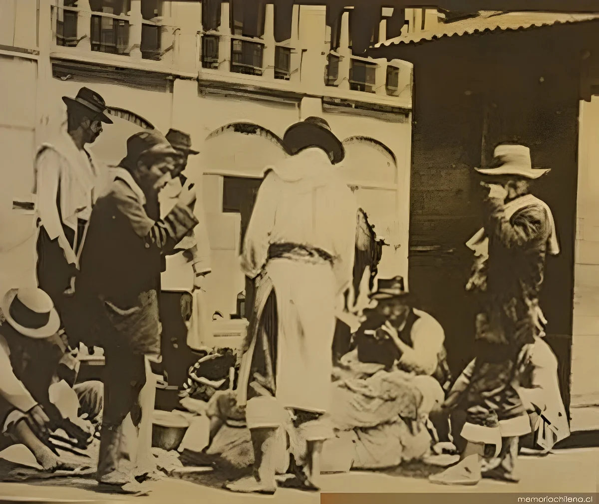 Carretoneros almorzando en la calle, Valparaíso, 1906 — 1906 | Chile de Ayer