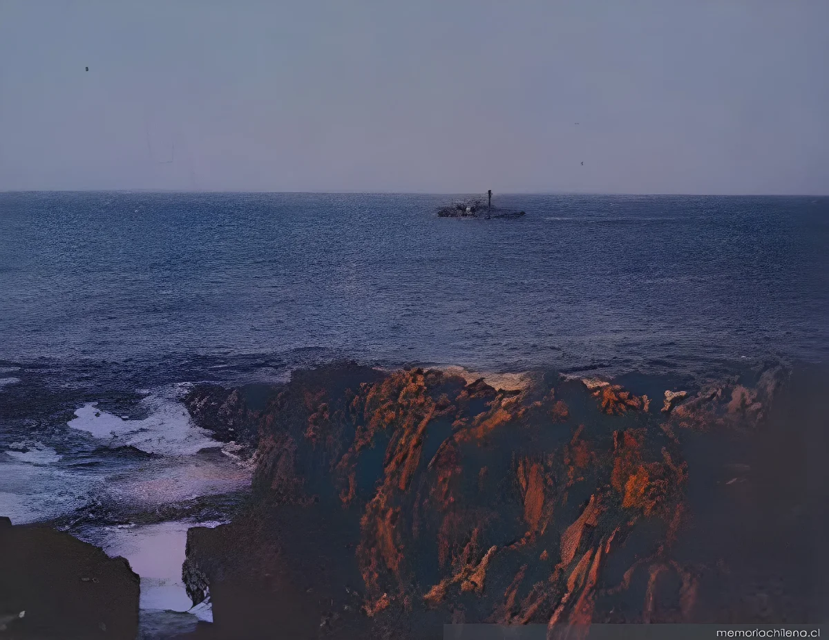 Vista del mar desde las rocas en Valparaíso, 1906 — 1906 | Chile de Ayer