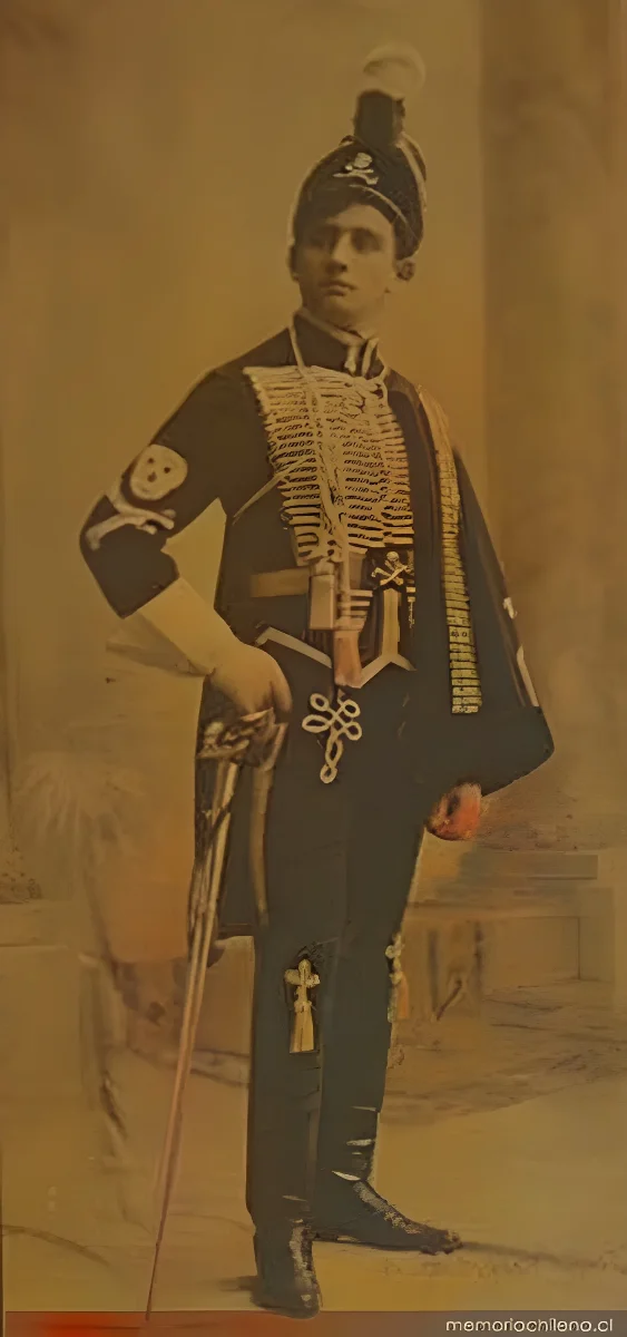 Hombre con traje de fantasía, hacia 1906 — 1906 | Chile de Ayer