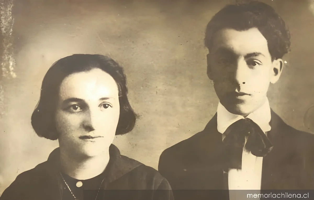 Pablo Neruda junto a su hermana, hacia 1916 — 1916 | Chile de Ayer