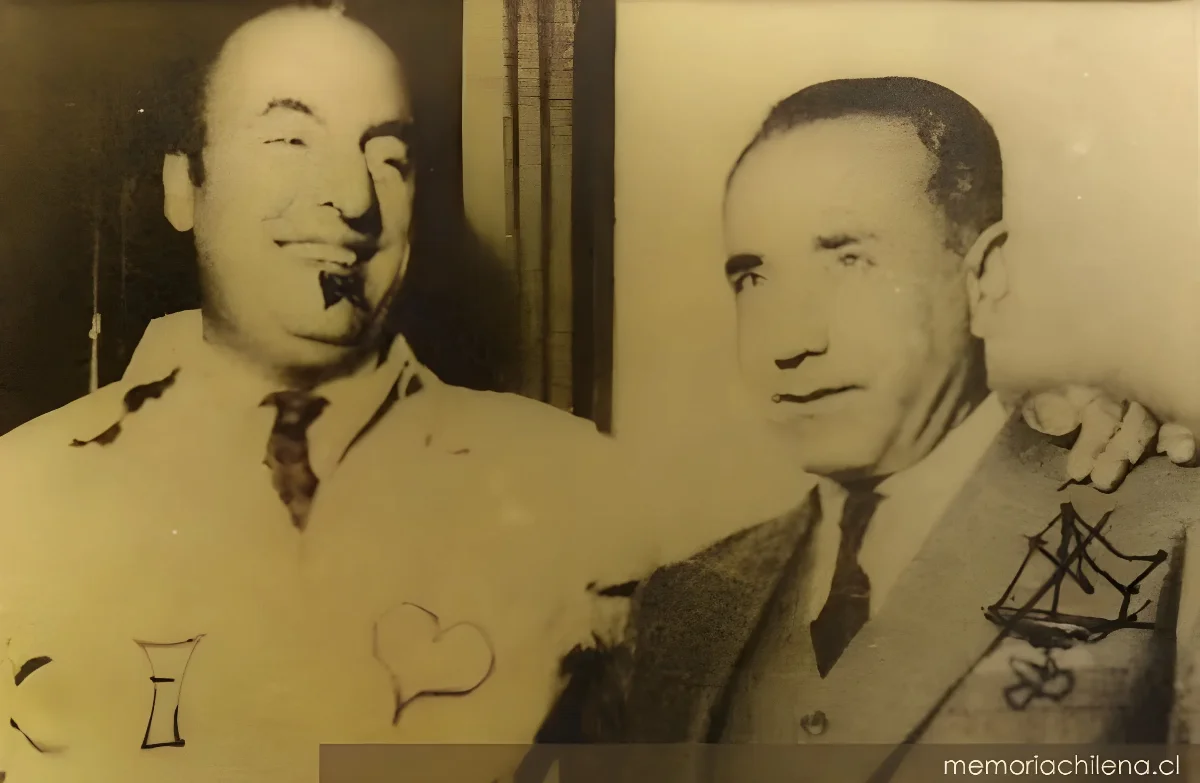 Pablo Neruda junto a Juan Guzmán Cruchaga, hacia 1950 — 1950 | Chile de Ayer