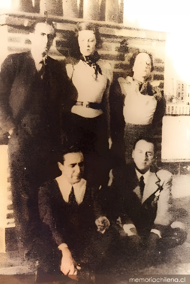 Pablo Neruda junto a Vicente Huidobro y otros escritores y amigos, hacia 1930 — 1930 | Chile de Ayer