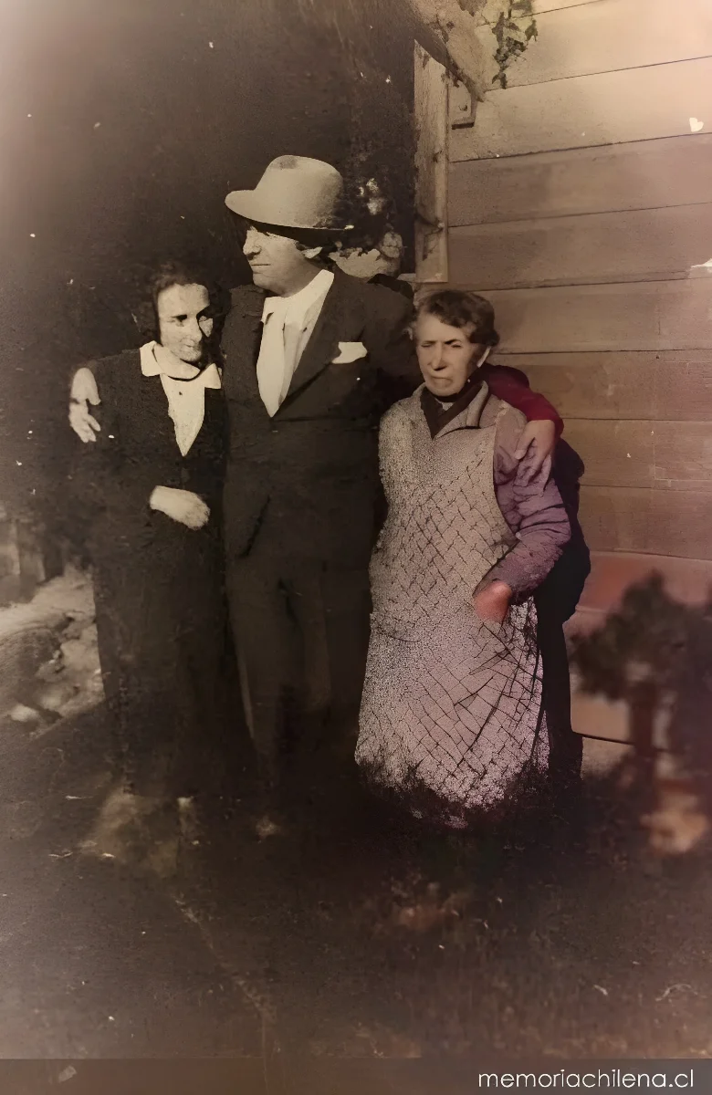 Pablo Neruda junto a su madre, Trinidad Candia, y su hermana, en Temuco, hacia 1930 — 1930 | Chile de Ayer