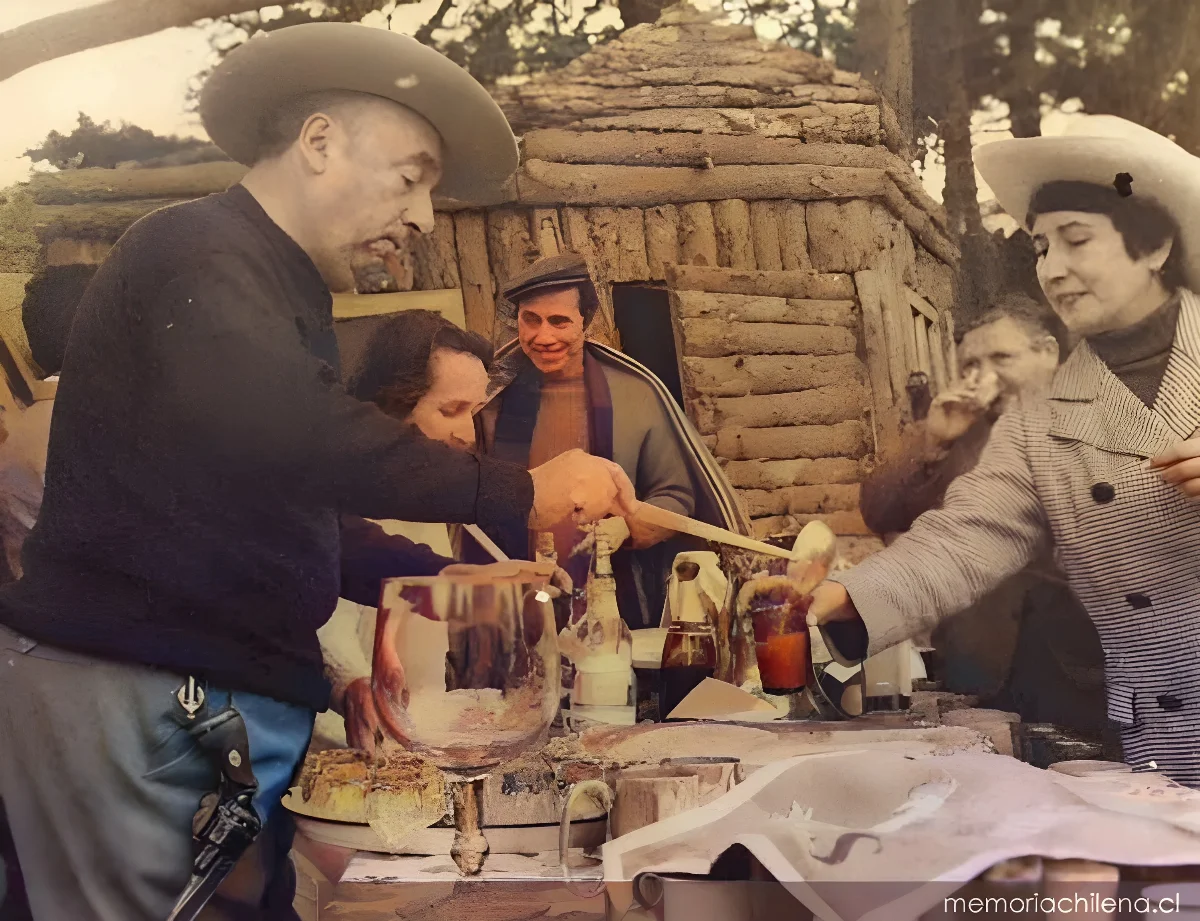 Pablo Neruda junto a intelectuales y amigos en Isla Negra, hacia 1950 — 1950 | Chile de Ayer