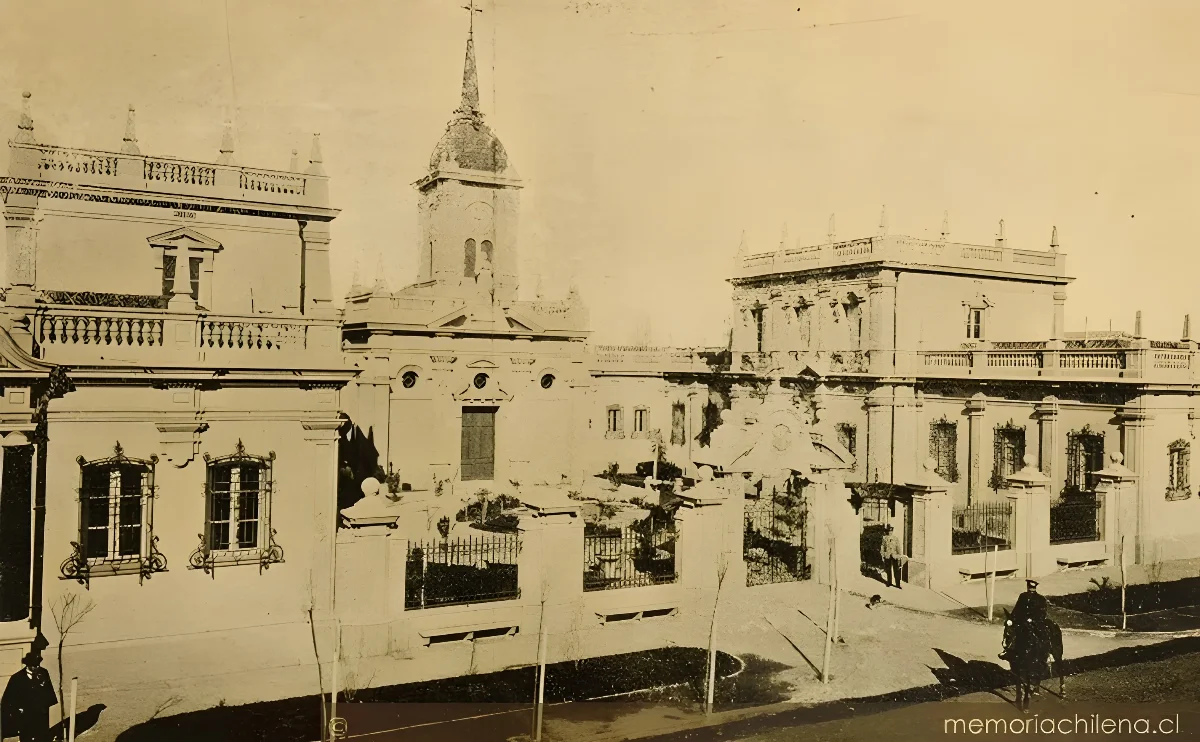 Vista general de la Parroquia de Santa Lucrecia y Sección Benéfica, Población Huemul, 1918 — 1918 | Chile de Ayer