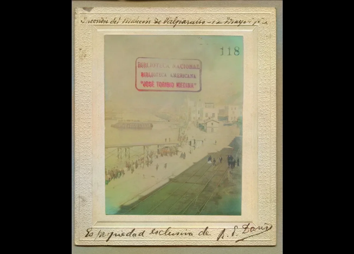 [Vista del malecón de Valparaíso, del incendio del 12 de mayo de 1903] — 1903 | Chile de Ayer