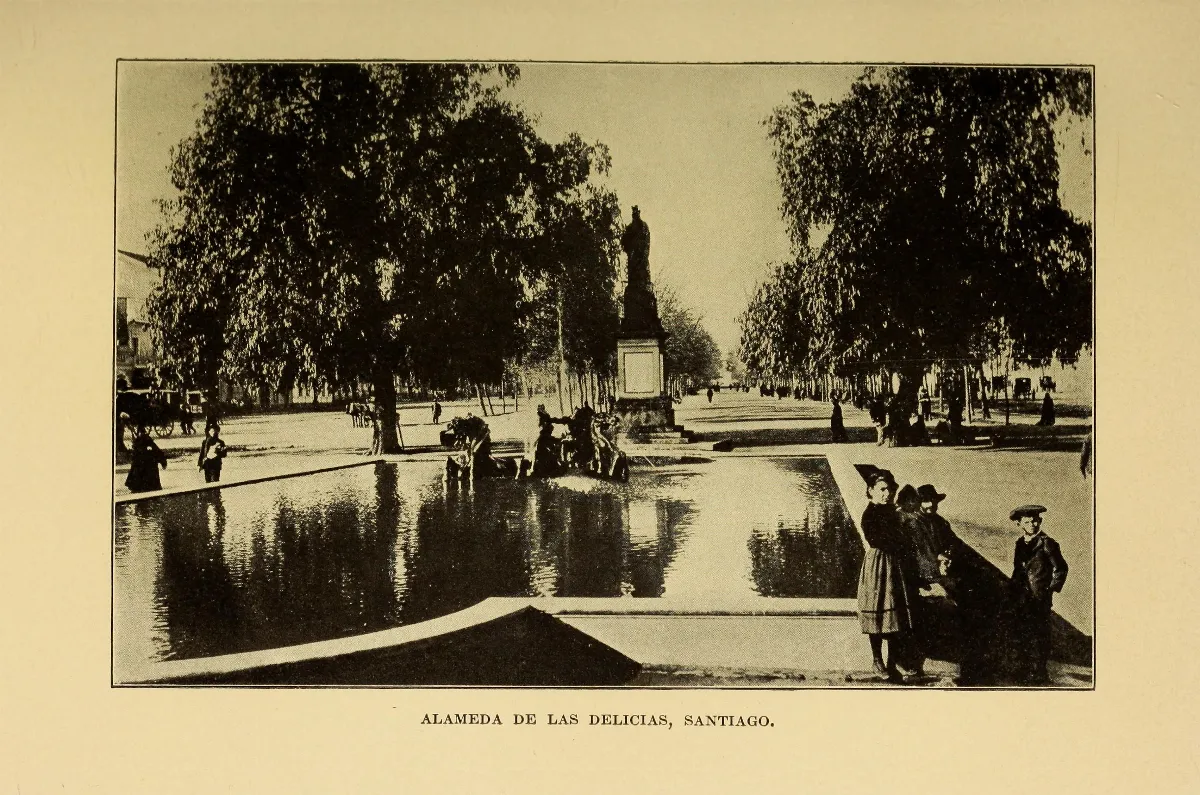 Alameda de las Delicias, Santiago, 1912. Vista con tranvías eléctricos y peatones en el corazón de la capital. — Alameda de las Delicias — 1912 | Chile de Ayer
