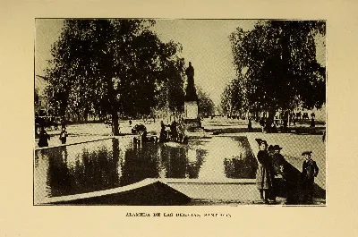 Alameda de las Delicias, Santiago, 1912. Vista con tranvías eléctricos y peatones en el corazón de la capital. — Alameda de las Delicias — 1912 | Chile de Ayer