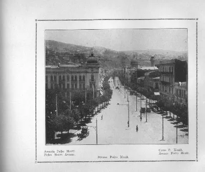 Avenida Pedro Montt en Valparaíso, con tranvías y edificios de época. Vista del plan del puerto. — Avenida Pedro Montt — aprox. 1910 | Chile de Ayer