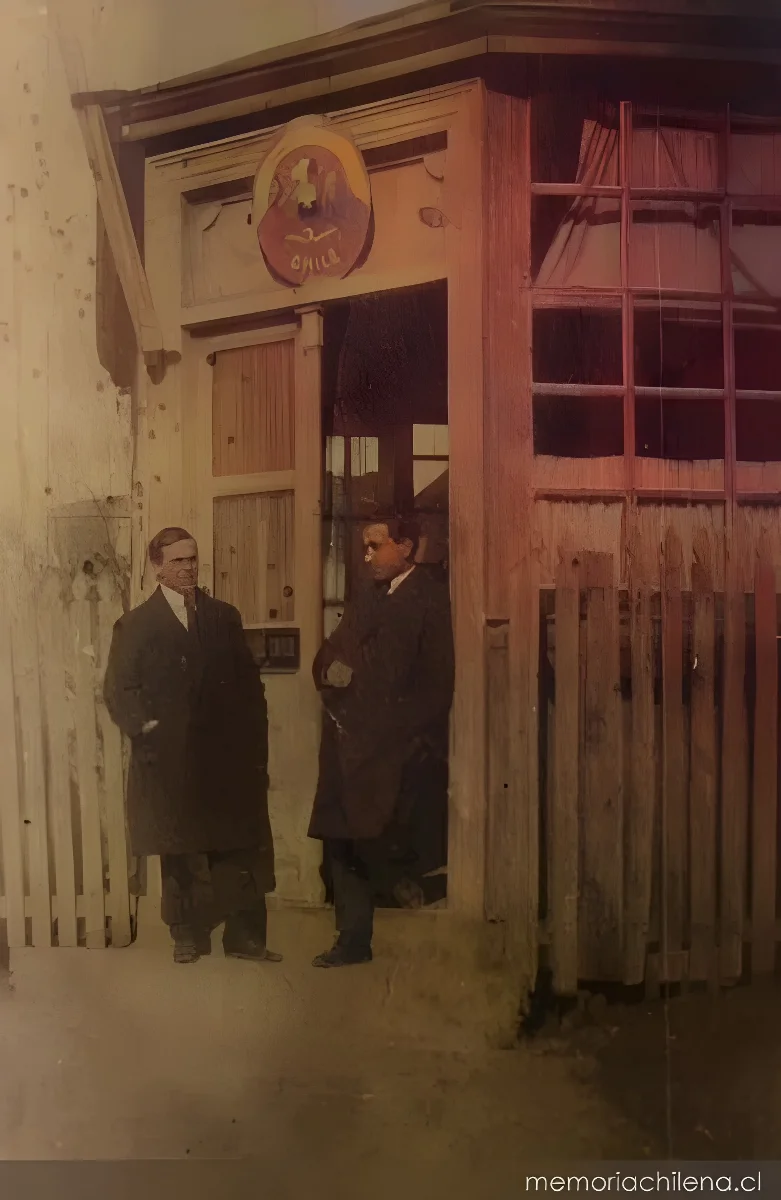 Juan Guzmán Cruchaga en el Consulado de Chile en Río Gallegos Argentina, hacia 1921 — 1921 | Chile de Ayer