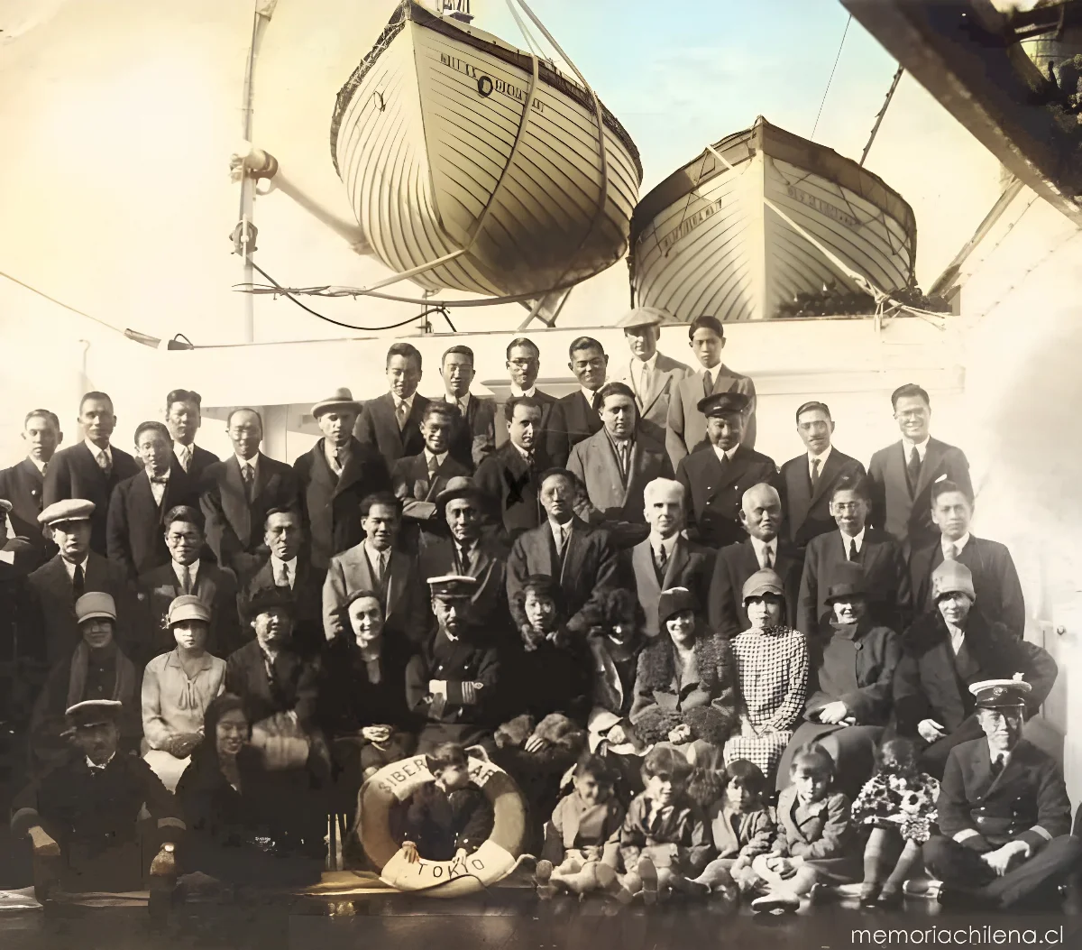 Juan Guzmán Cruchaga entre los pasajeros de un barco, hacia 1917 — 1917 | Chile de Ayer