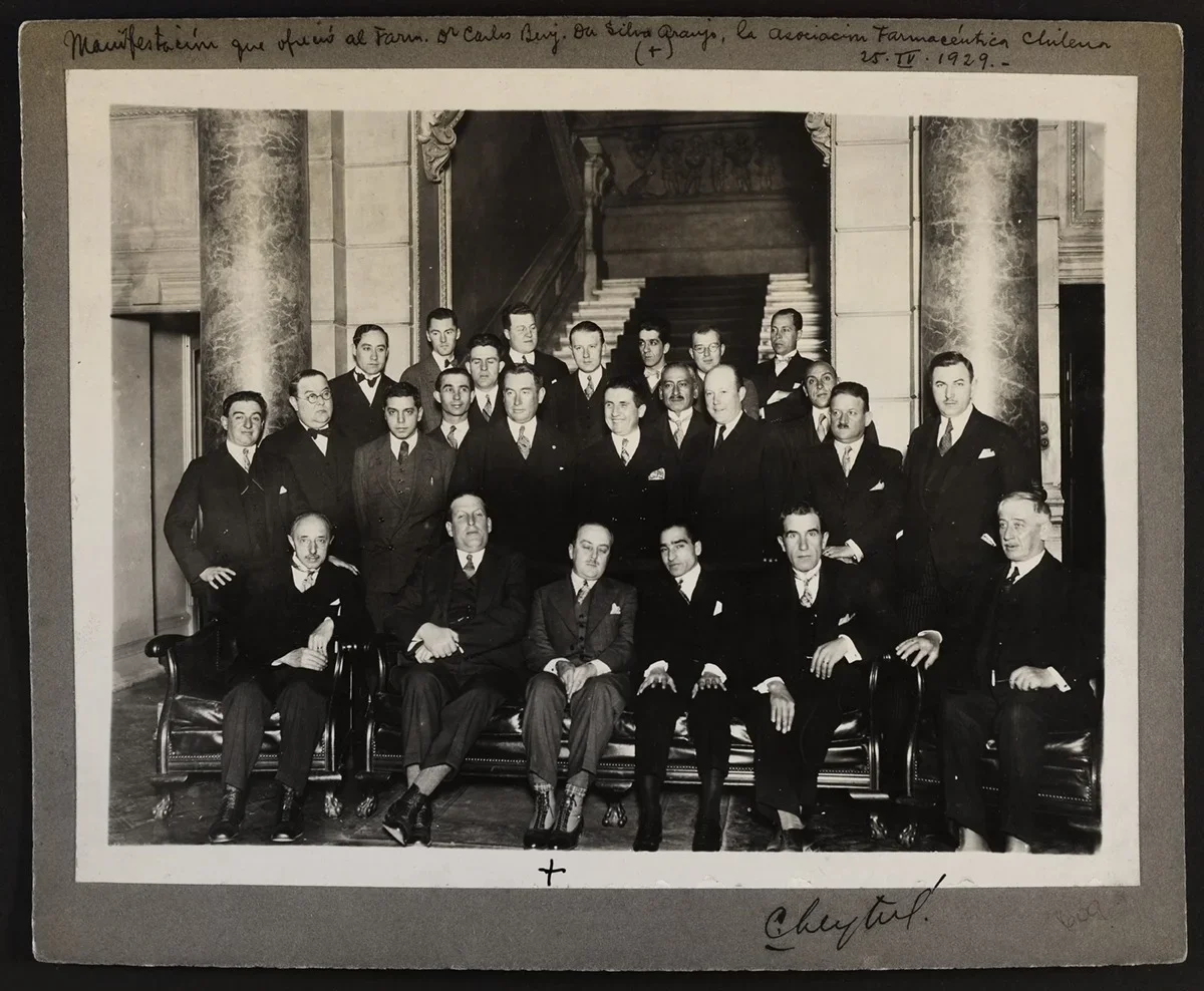 Manifestación que ofrecida al Farmaceutico Dr. Carlos Beij. y Dr Silva Granja la asociación farmacéutica de Chile — aprox. 1929 | Chile de Ayer