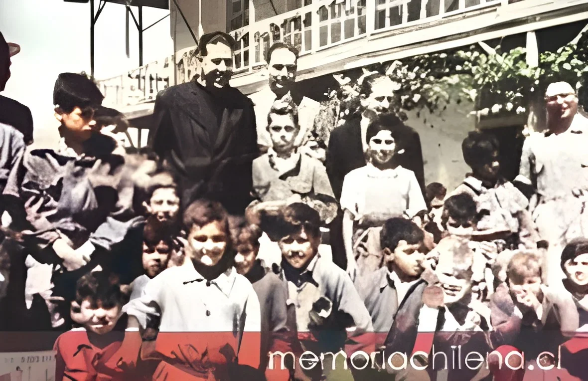 Padre Alberto Hurtado con niños, hacia 1945 — 1945 | Chile de Ayer