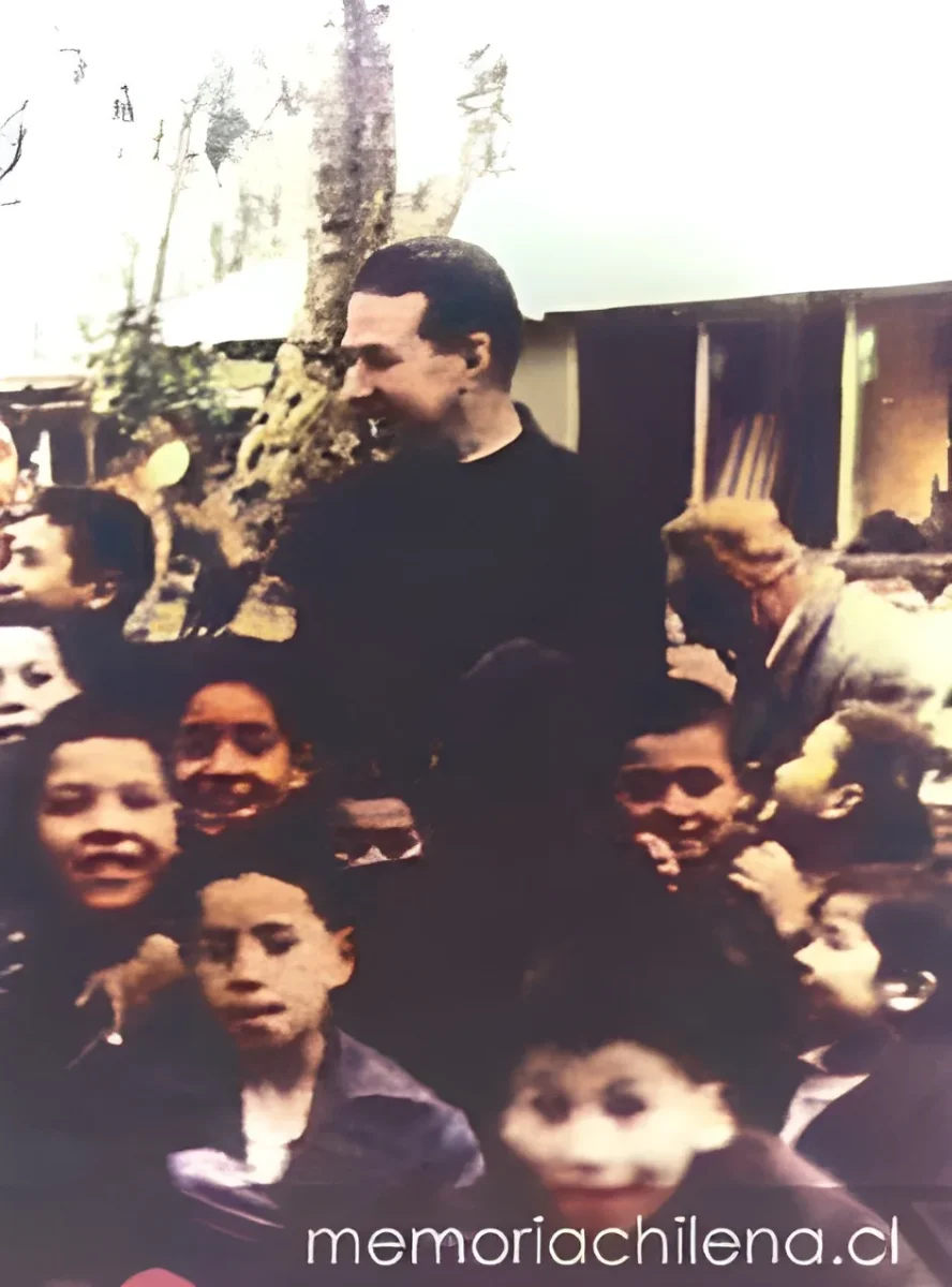 Padre Alberto Hurtado con niños, hacia 1940 — 1940 | Chile de Ayer