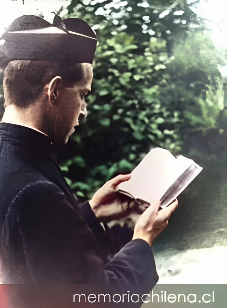 Padre Alberto Hurtado en el noviciado en Chillán, hacia 1923 — 1923 | Chile de Ayer