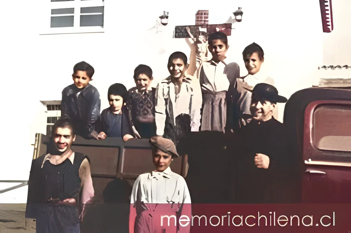 Padre Alberto Hurtado recogiendo niños de la calle en su camioneta verde, 1945 — 1945 | Chile de Ayer