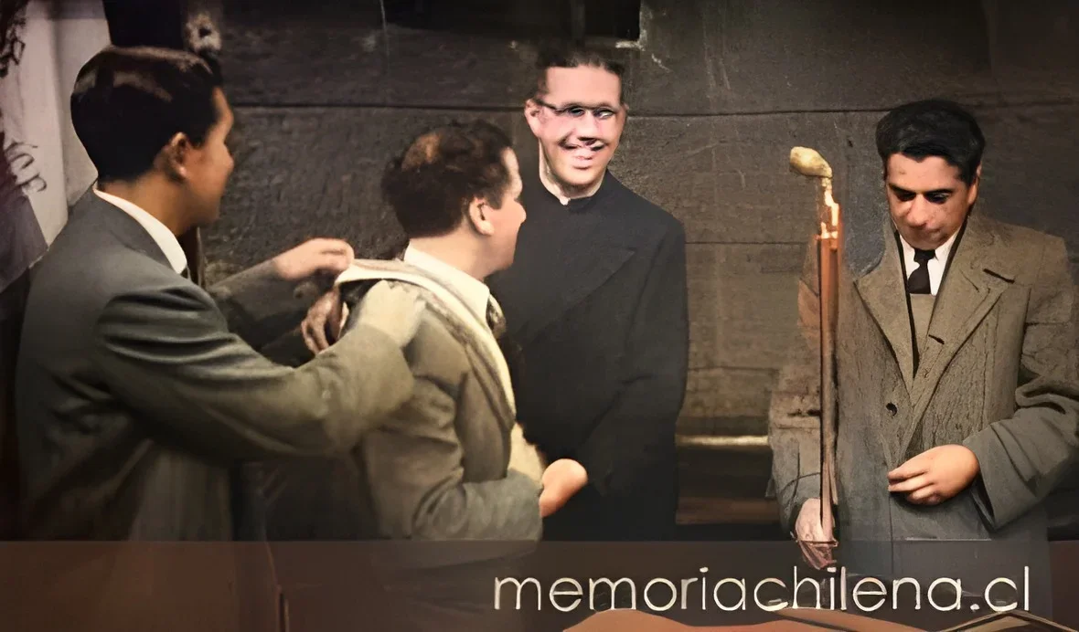 Padre Alberto Hurtado con sindicalistas, hacia 1940 — 1940 | Chile de Ayer
