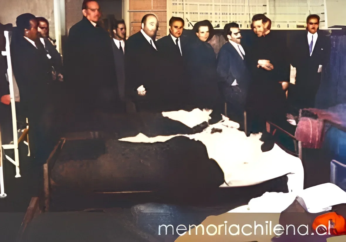 Visita sala de niños enfermos del Hogar de Cristo, hacia 1945 — 1945 | Chile de Ayer