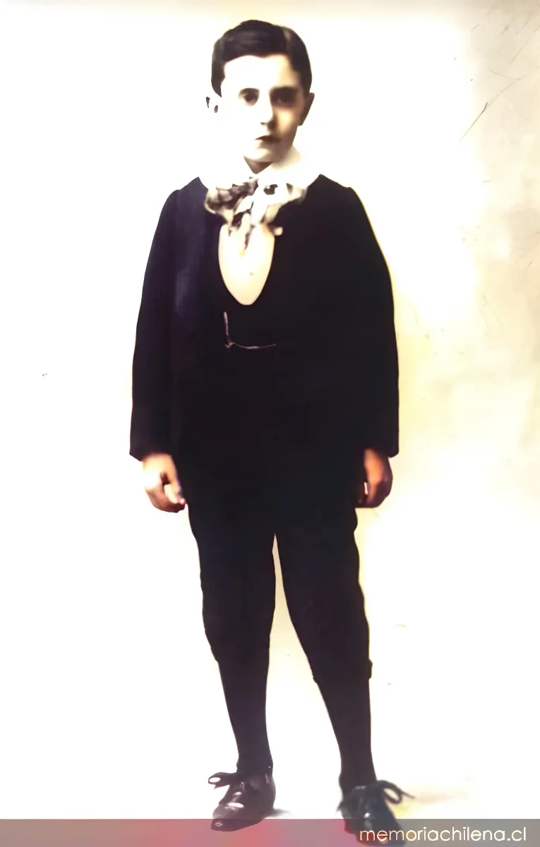 Vicente Huidobro de niño, hacia 1900 — 1900 | Chile de Ayer