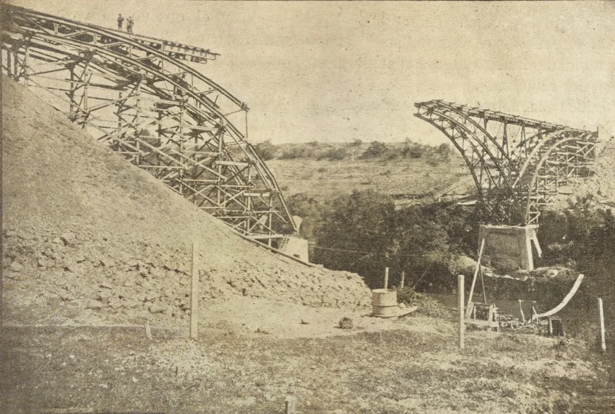 Construcción del nuevo puente sobre el río Claro, variante Itahue a Camarico, circa 1929 — aprox. 1929 | Chile de Ayer